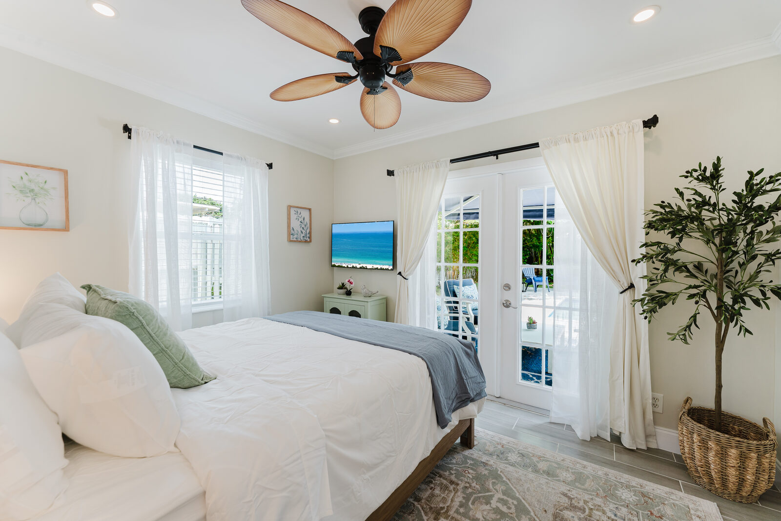 Master bedroom with pool access